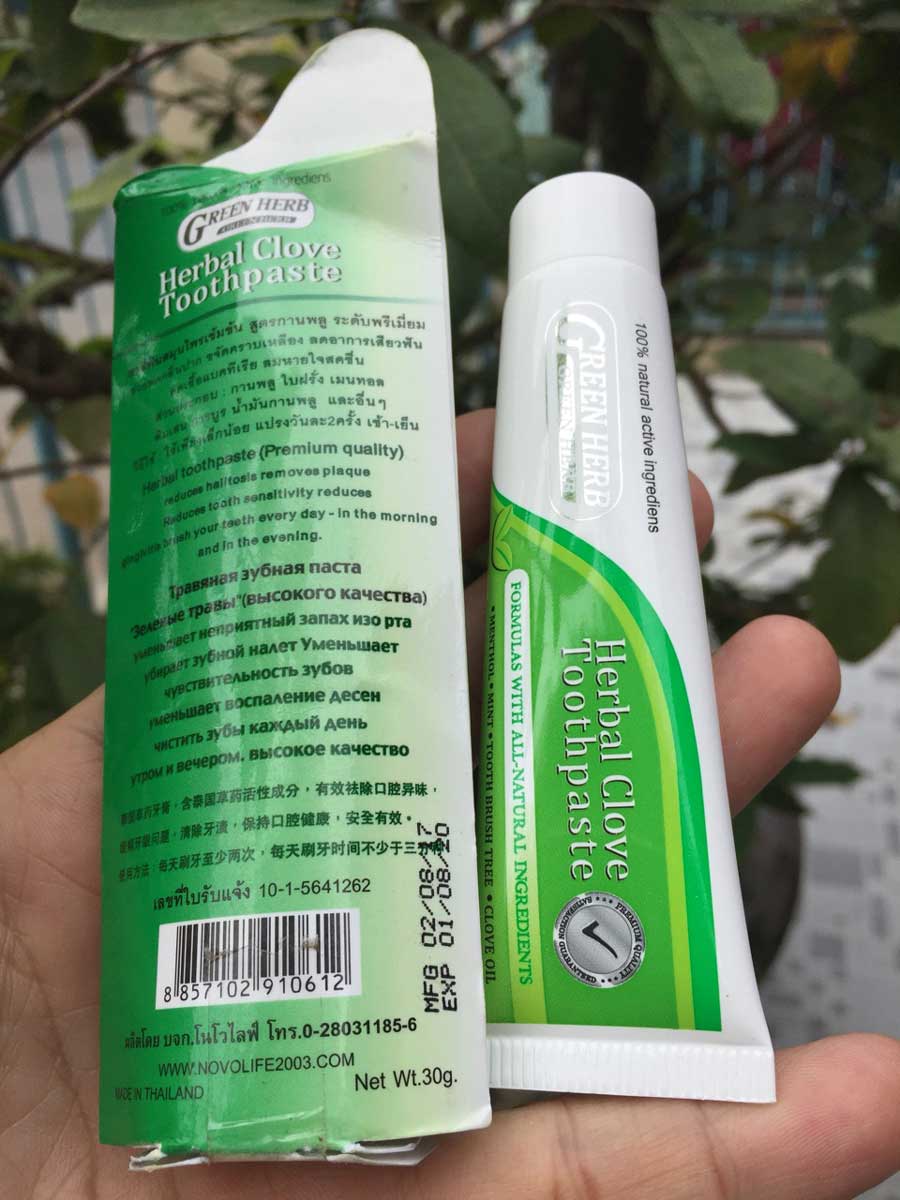 Tuýp tẩy trắng răng Herbal Clove Toothpaste Thái Lan